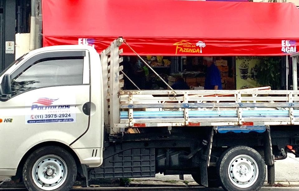 //politoldoscoberturas.com.br/wp-content/uploads/2025/11/caminhao-politoldos-instalacao-de-coberturas-zona-norte-sao-paulo-policarbonato-transparente-fixo-ou-retratil-abre-e-fecha-manual-ou-motorizado.jpg